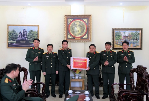 Trung tướng Nguyễn Văn Gấu thăm, kiểm tra Ban CHQS huyện Đồng Văn